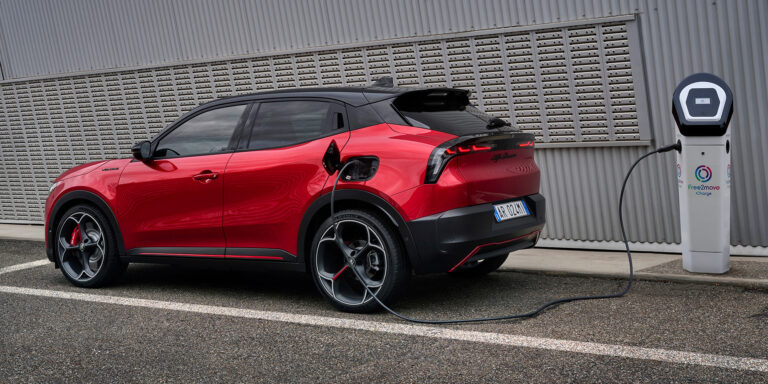 Alfa Romeo Junior Elettrica charging